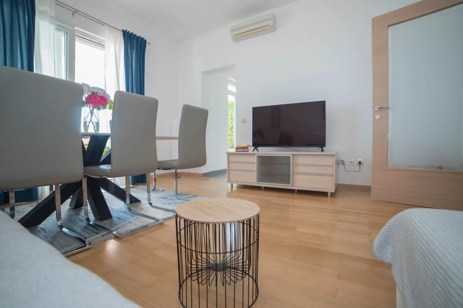 Apartment Faros - Two-Bedroom Apartment with Terrace and Sea View-Living room