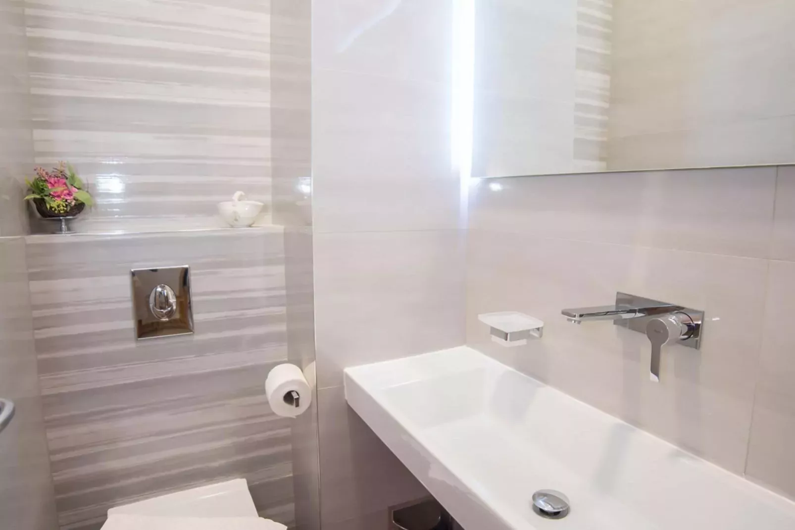 Apartment Faros - Two-Bedroom Apartment with Terrace and Sea View-Bathroom