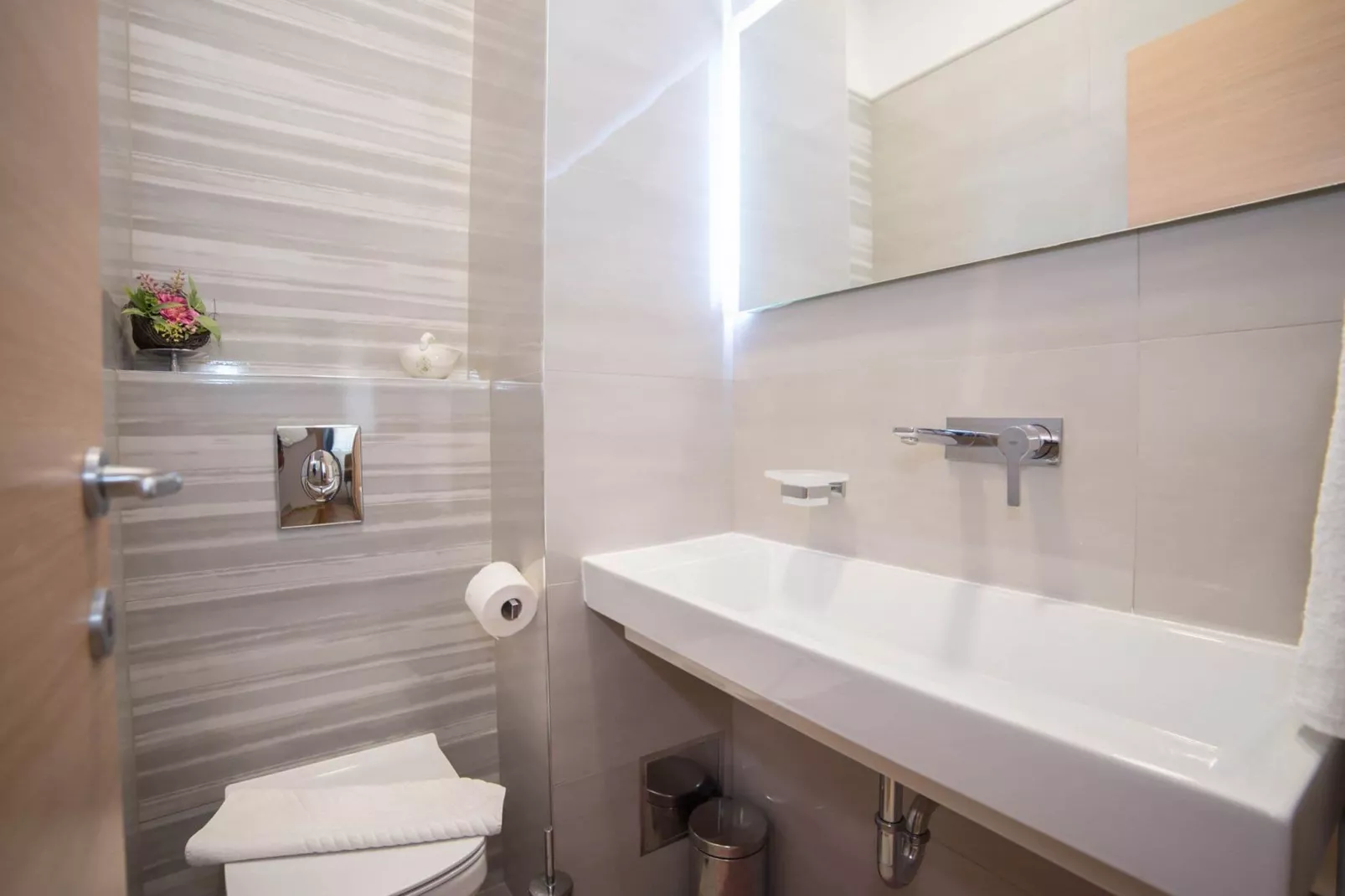 Apartment Faros - Two-Bedroom Apartment with Terrace and Sea View-Bathroom