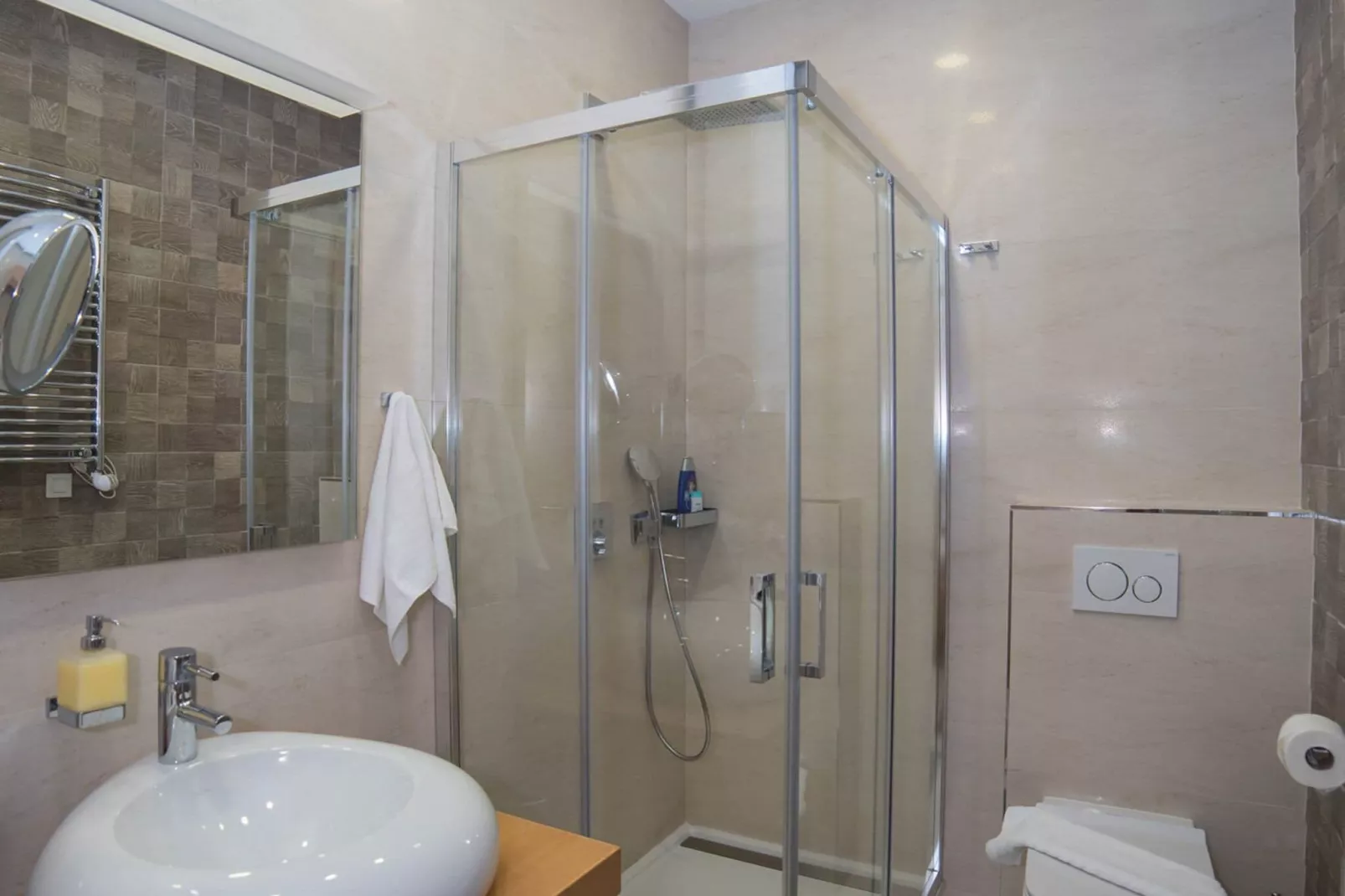 Apartment Faros - Two-Bedroom Apartment with Terrace and Sea View-Bathroom
