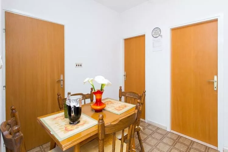 Apartments Anka - One-Bedroom Apartment with Balcony and Sea View-Esszimmer