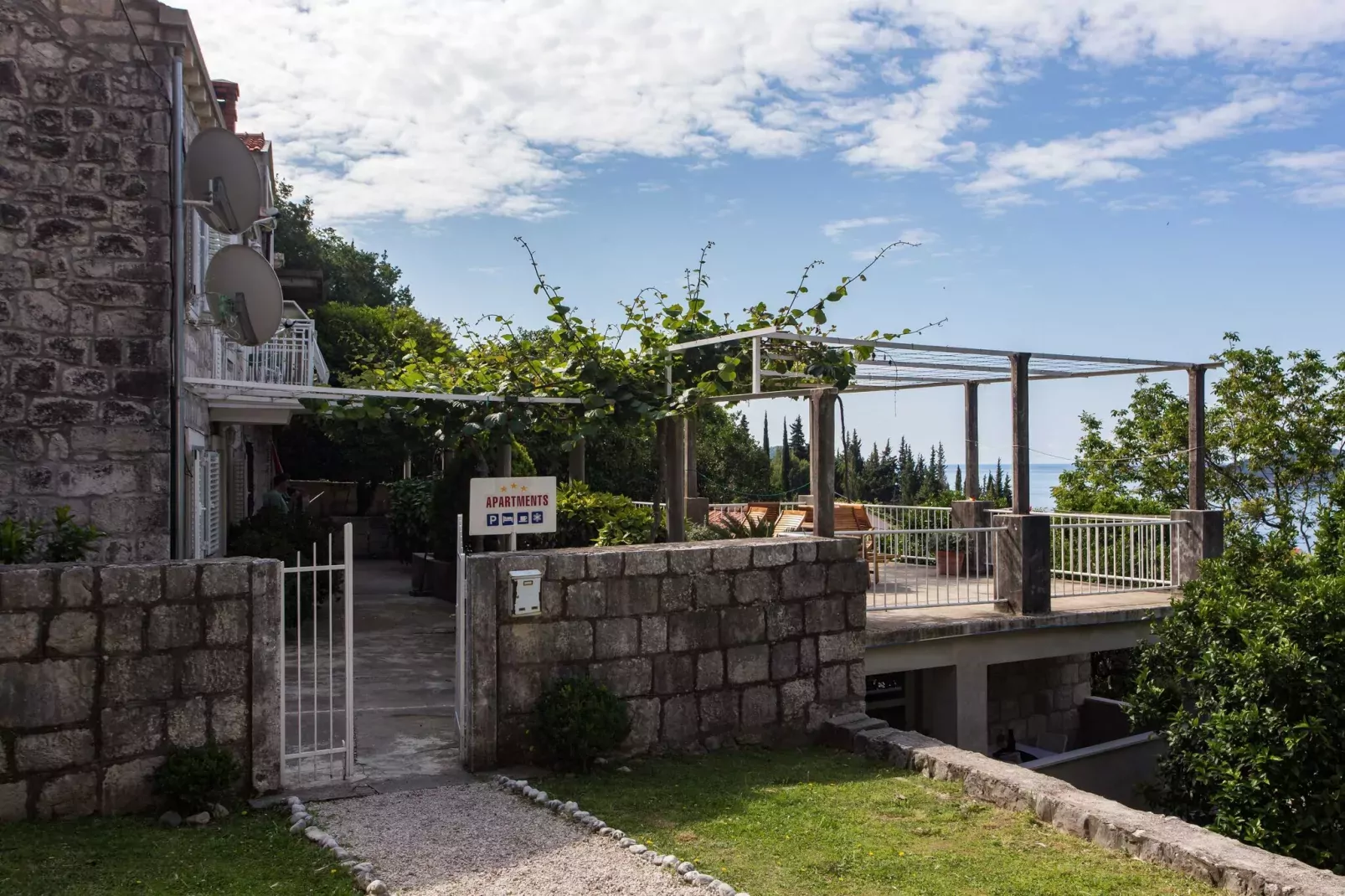 Apartments Anka - One-Bedroom Apartment with Balcony and Sea View-Außenbereich