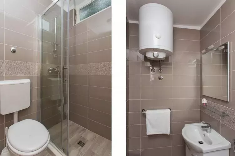 Apartments Anka- Studio Apartment with Balcony-Bathroom