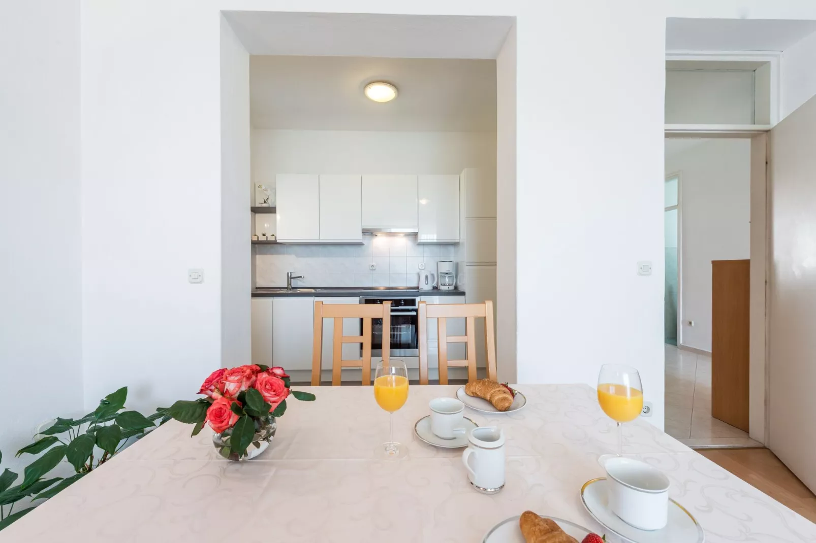 Apartment Lena - Three-Bedroom Apartment with Balcony and Sea View-Esszimmer