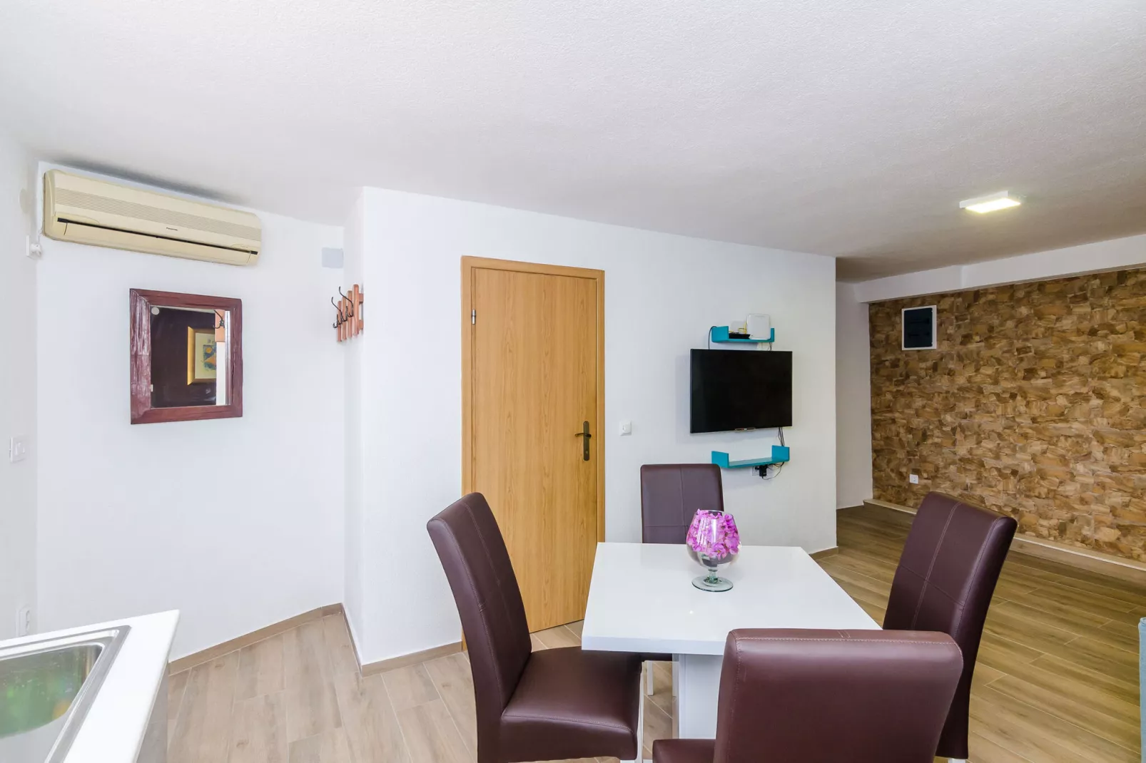 Apartments Paula - One Bedroom Apartment with Shared Terrace-Salle à manger