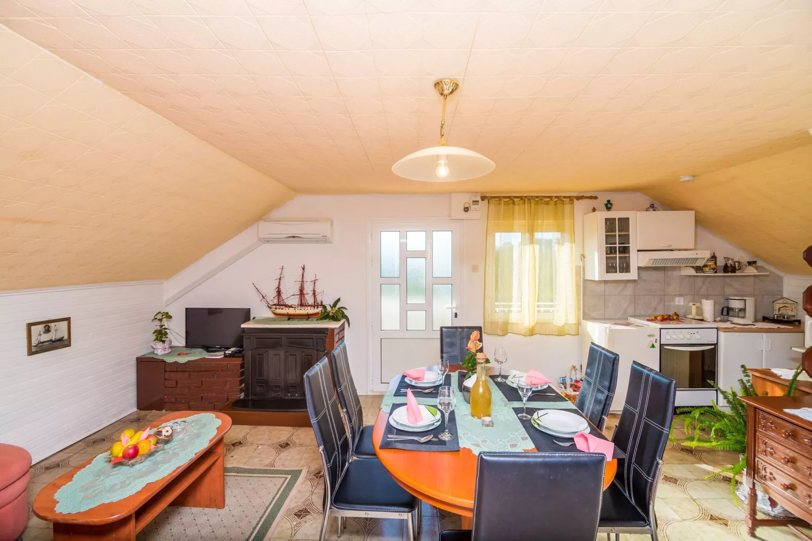 Villa Desin - Three Bedroom Apartment with Terrace and Garden View-Dining room