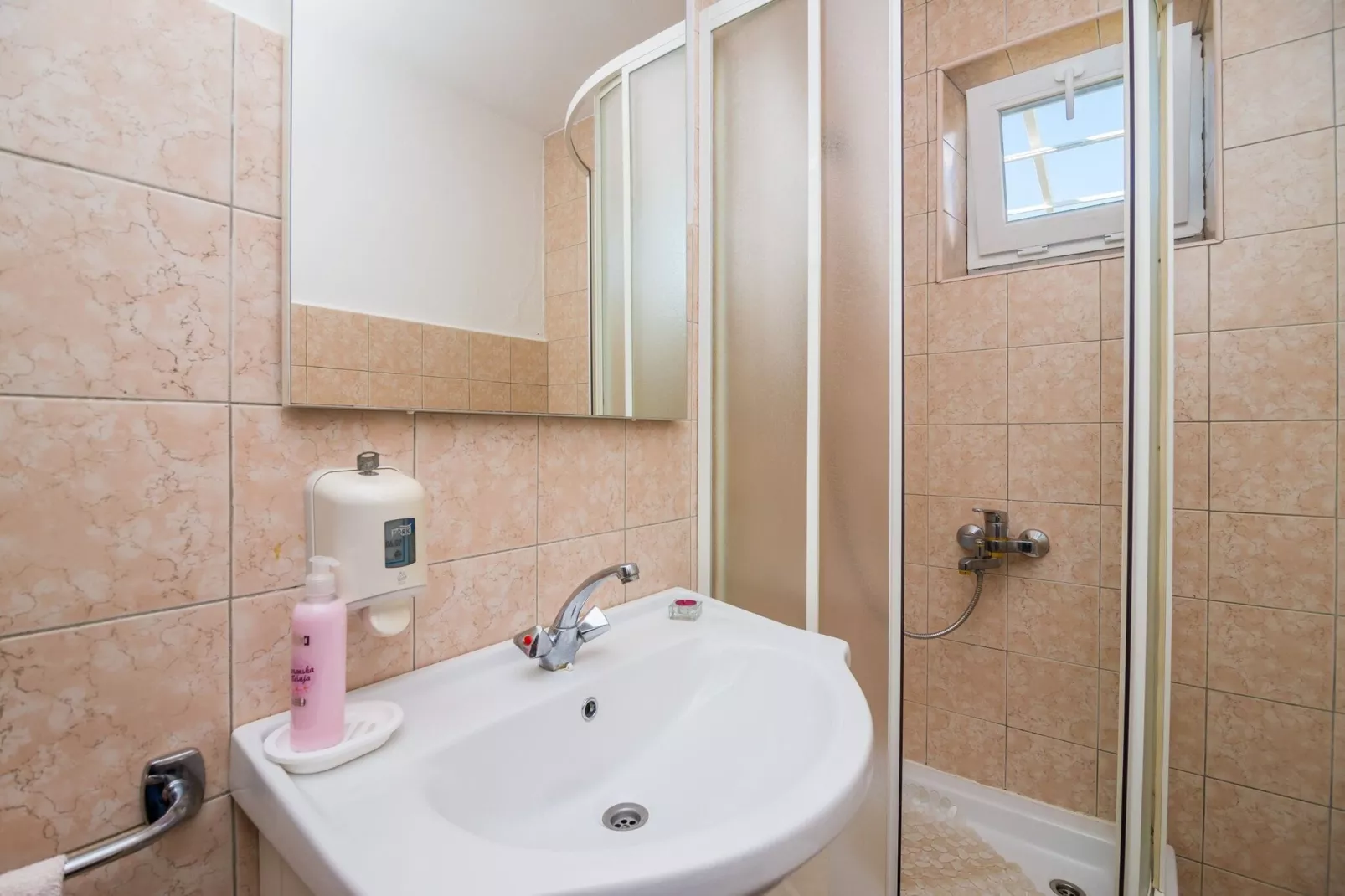 Villa Desin - Three Bedroom Apartment with Terrace and Garden View-Bathroom