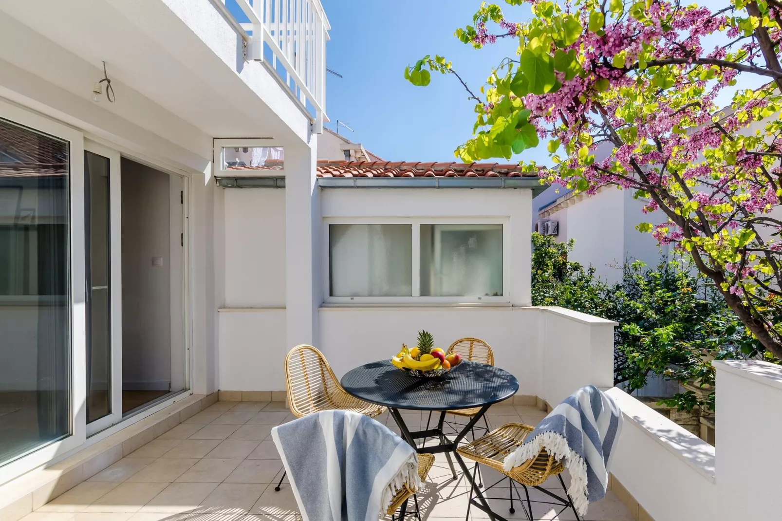 Apartment Sea Shell - Triplex Three-Bedroom Apartment with Terrace-Dining room