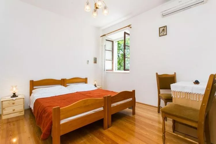 Guest House Simunovic - Double Room with Garden View-Bedroom