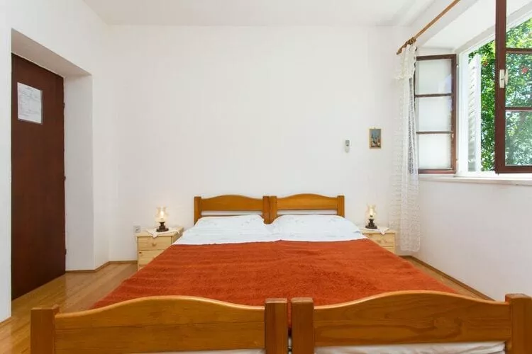 Guest House Simunovic - Double Room with Garden View-Bedroom