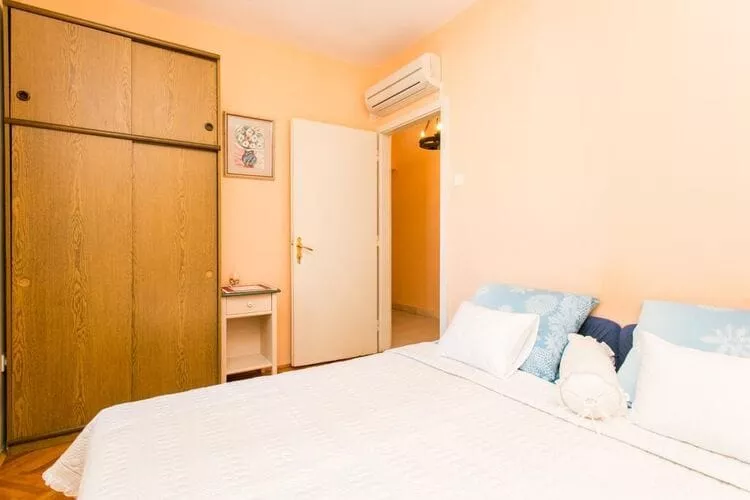 Apartment Vukoja - One-Bedroom Apartment with Balcony-Schlafzimmer
