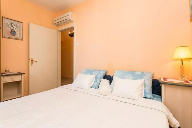 Apartment Vukoja - One-Bedroom Apartment with Balcony-Schlafzimmer