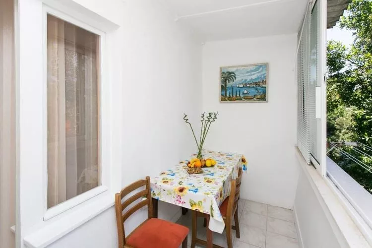 Apartment Vukoja - One-Bedroom Apartment with Balcony-Terrassenbalkon
