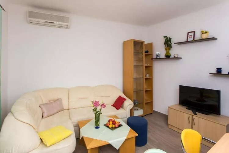 Apartment Family Tokić - One Bedroom Apartment with Terrace-Living room