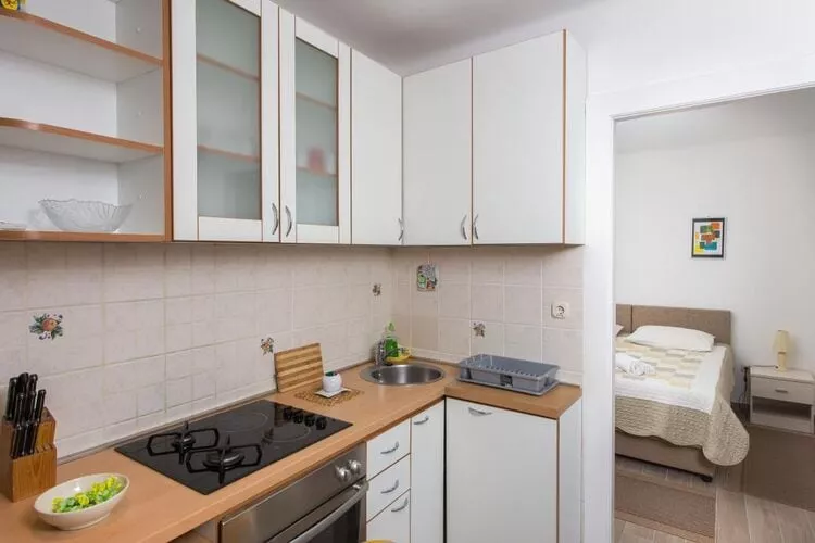Apartment Family Tokić - One Bedroom Apartment with Terrace-Kitchen