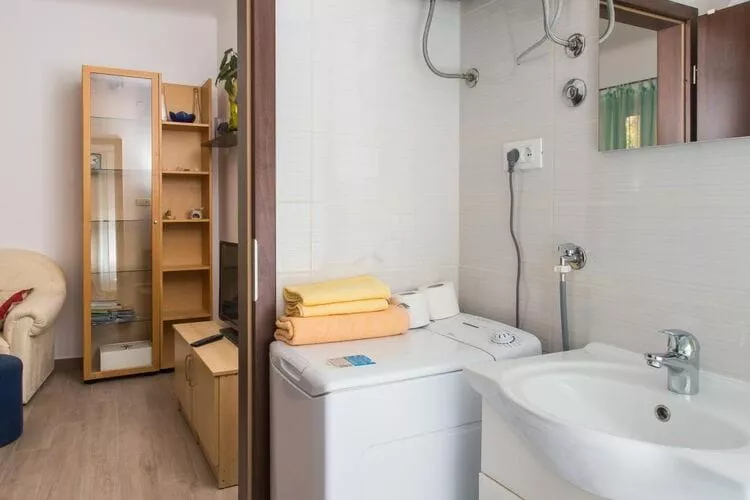 Apartment Family Tokić - One Bedroom Apartment with Terrace-Bathroom
