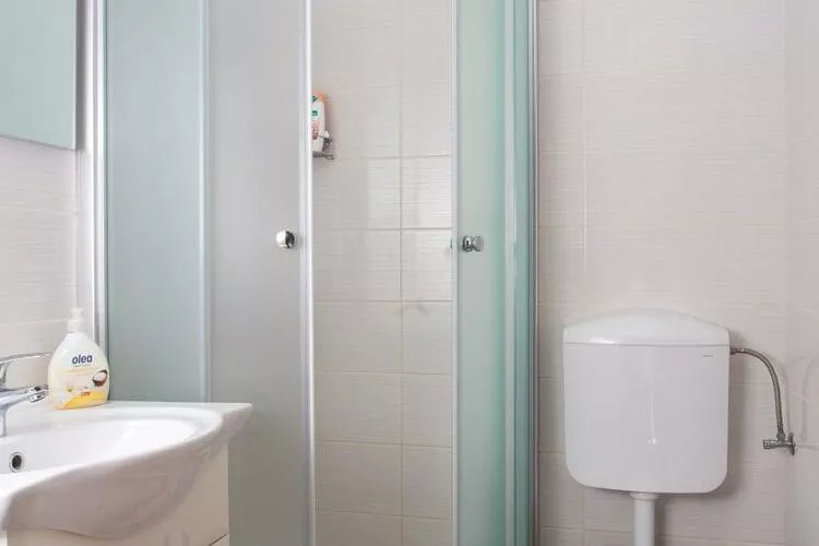 Apartment Family Tokić - One Bedroom Apartment with Terrace-Bathroom