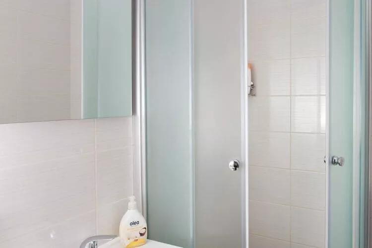 Apartment Family Tokić - One Bedroom Apartment with Terrace-Bathroom