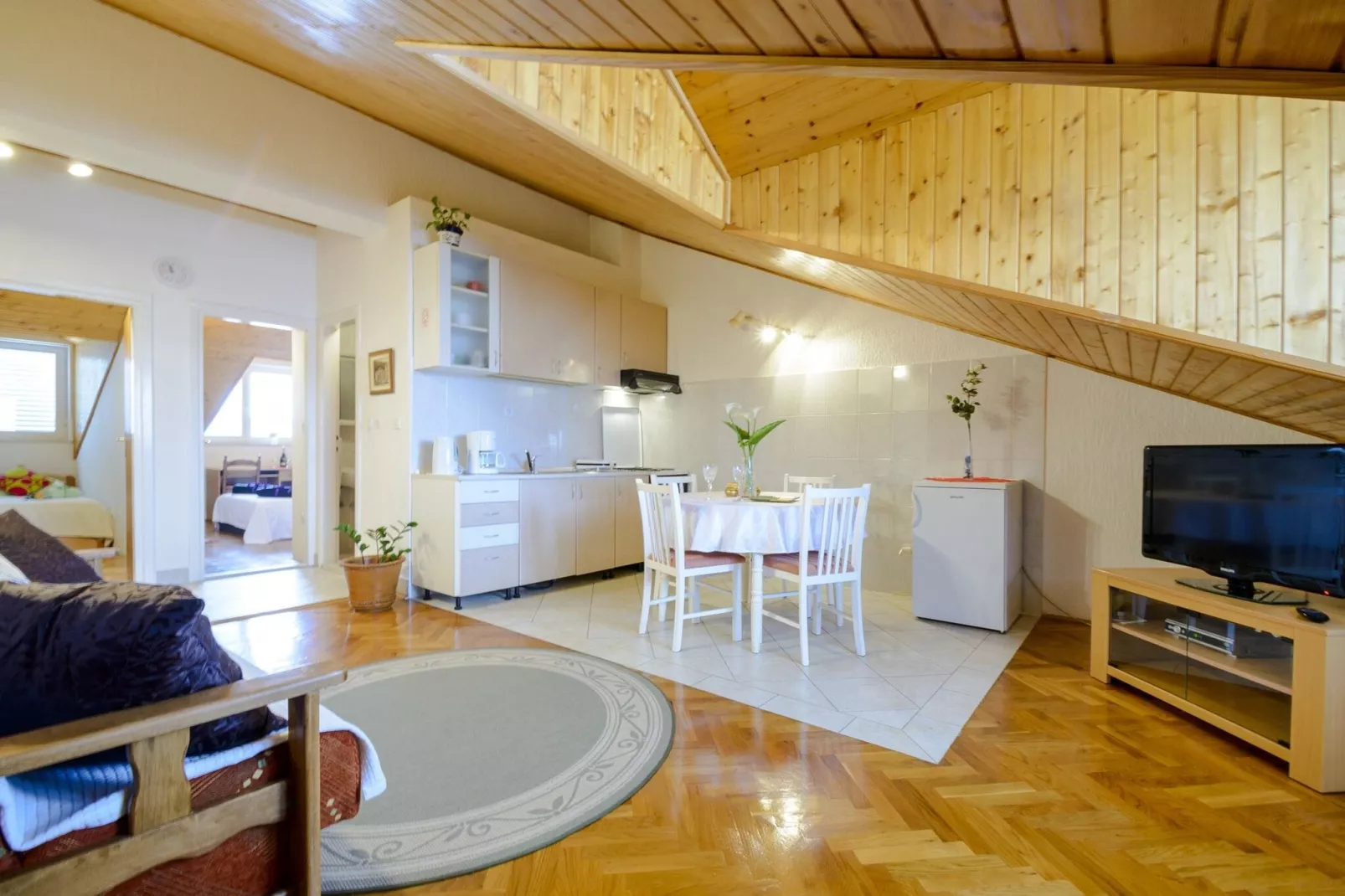 Apartment Matic - Two-Bedroom Apartment-Salon
