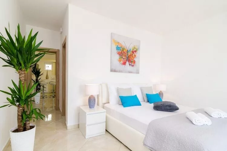 Apartments A&M - One-Bedroom Apartment with Balcony and Sea View (A1)-Bedroom