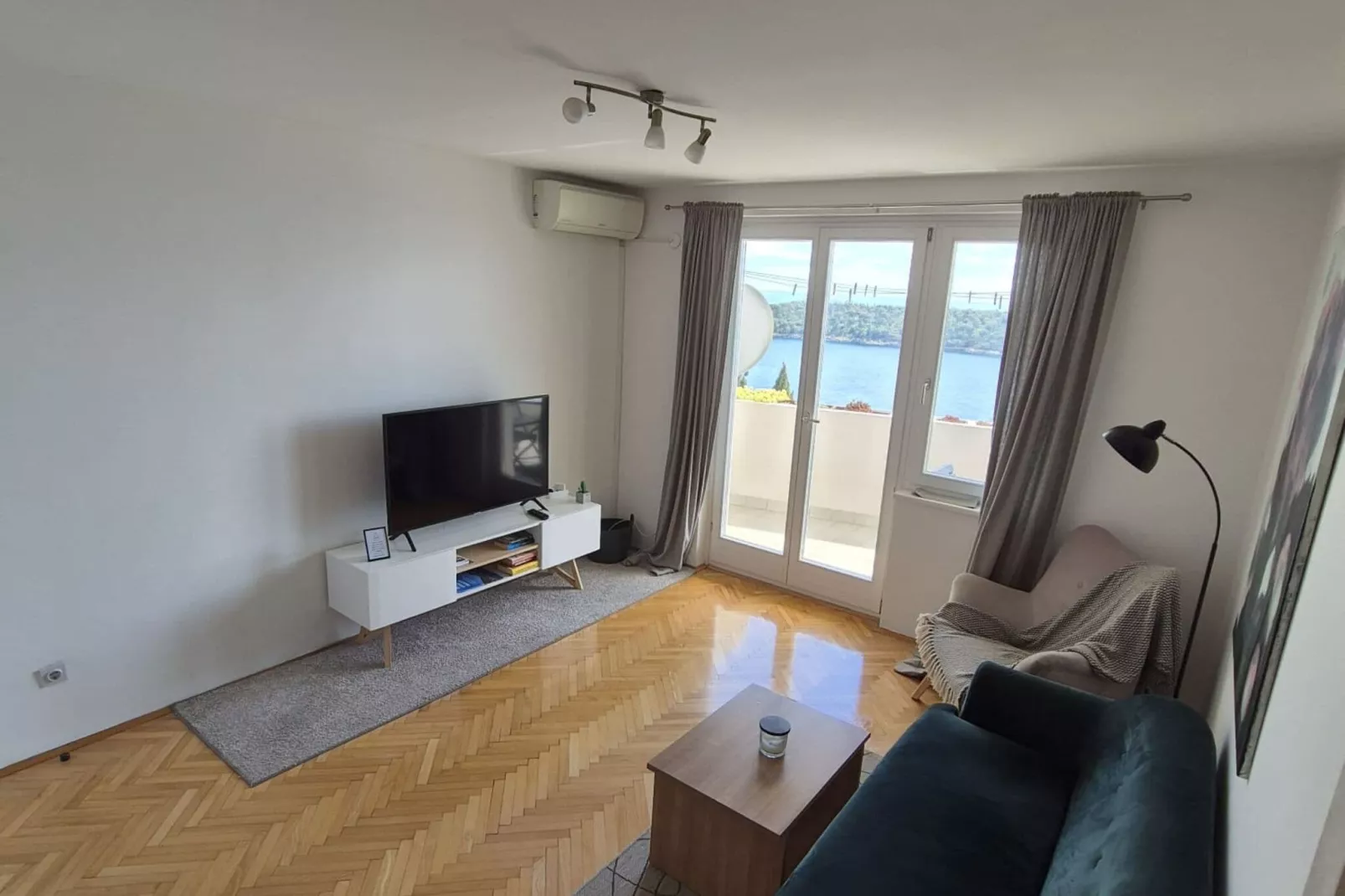Apartment Mia - Two-Bedroom Apartment with Balcony and Sea View-Living room