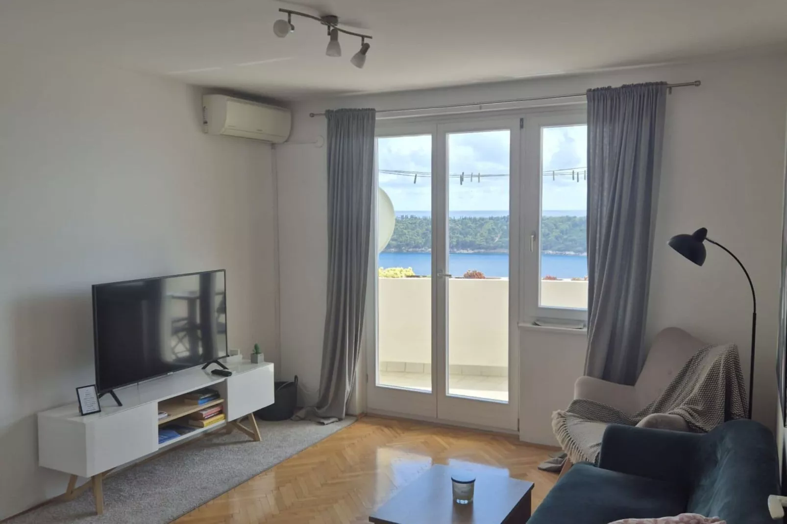 Apartment Mia - Two-Bedroom Apartment with Balcony and Sea View-Living room