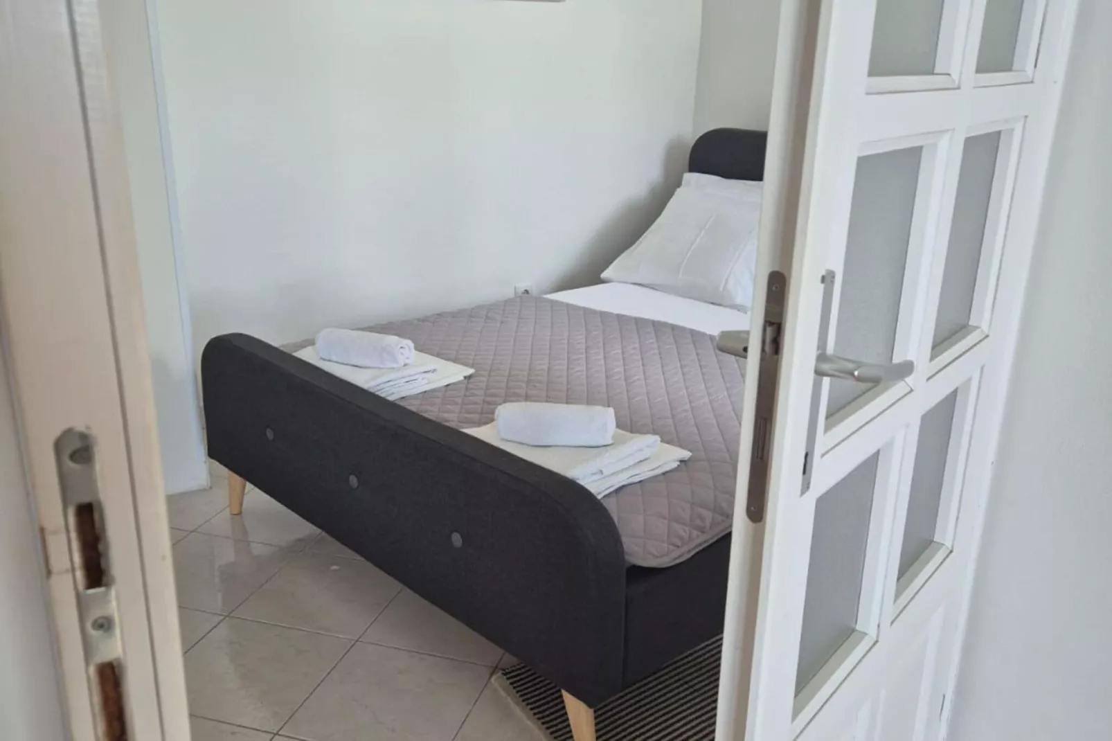 Apartment Mia - Two-Bedroom Apartment with Balcony and Sea View-Bedroom