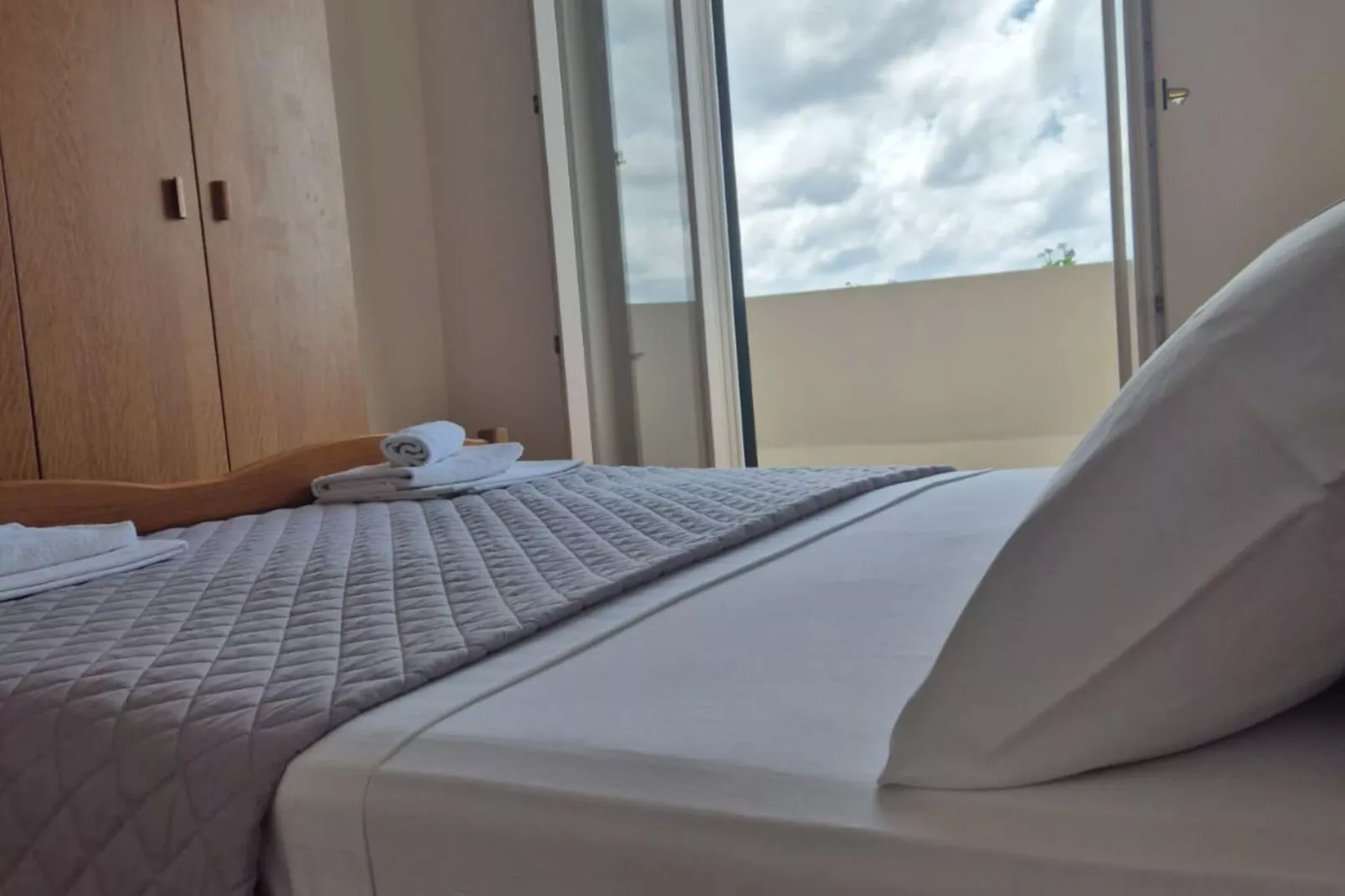 Apartment Mia - Two-Bedroom Apartment with Balcony and Sea View-Bedroom