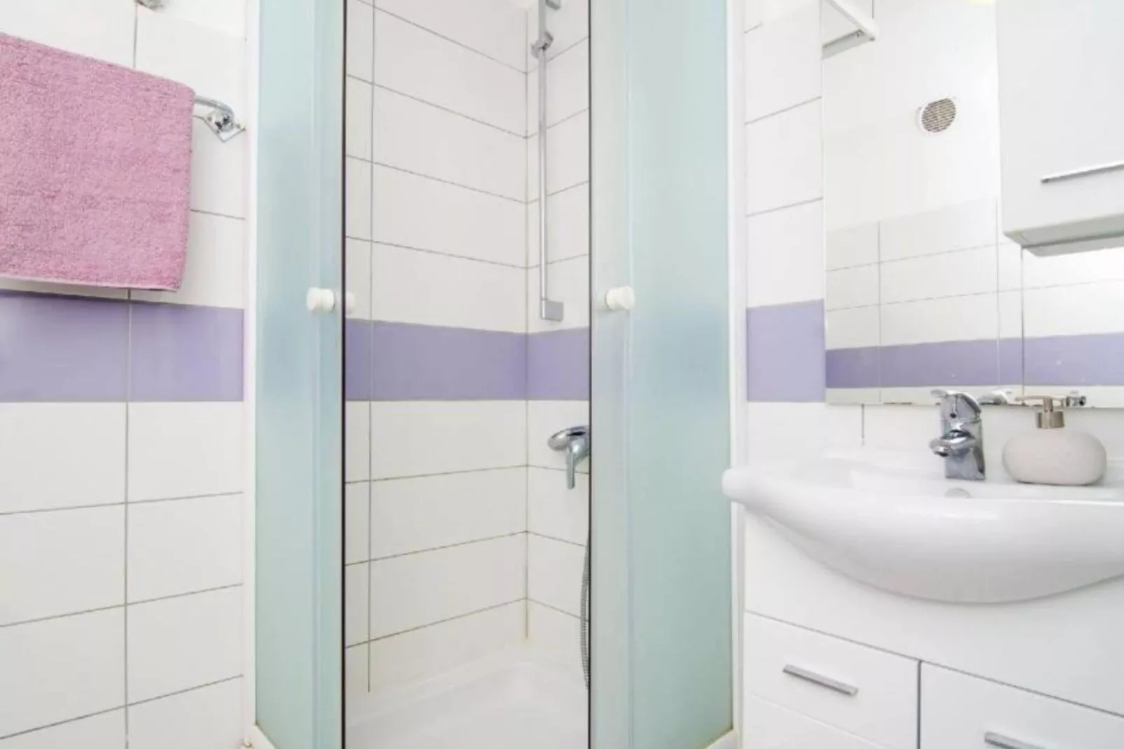 Apartment Mia - Two-Bedroom Apartment with Balcony and Sea View-Bathroom