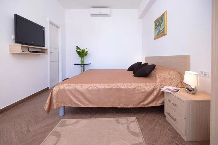Apartments Ševelj - Comfort Studio With Shared Terrace And Sea View-Indoor