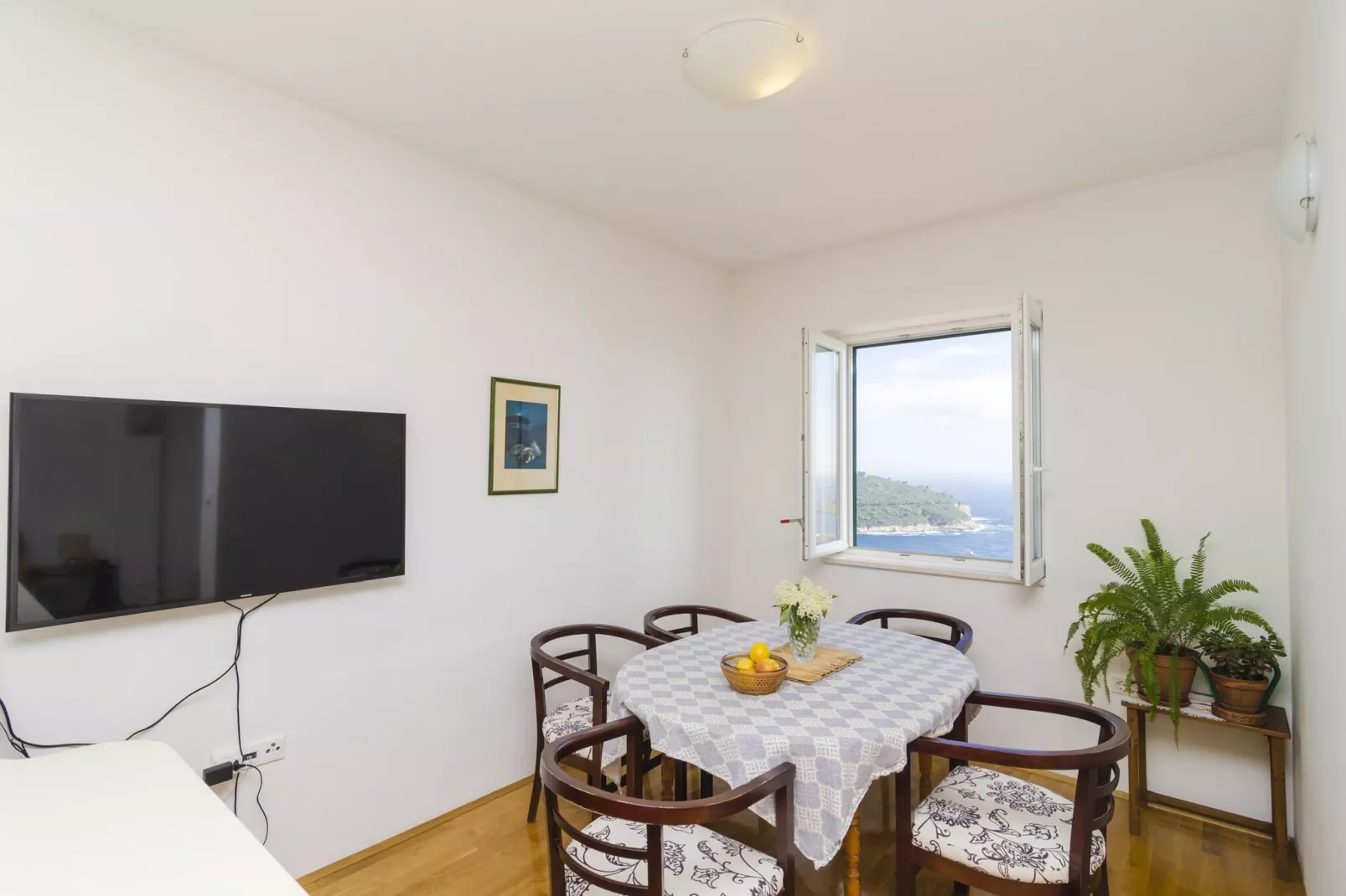 Medi Apartment - Two-Bedroom Apartment with Terrace and Sea View-Dining room
