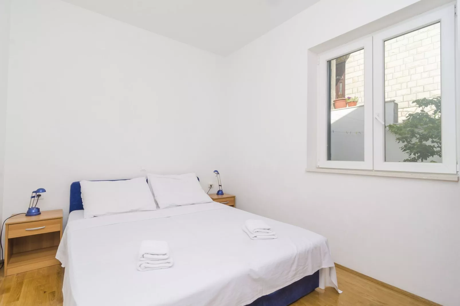 Medi Apartment - Two-Bedroom Apartment with Terrace and Sea View-Bedroom