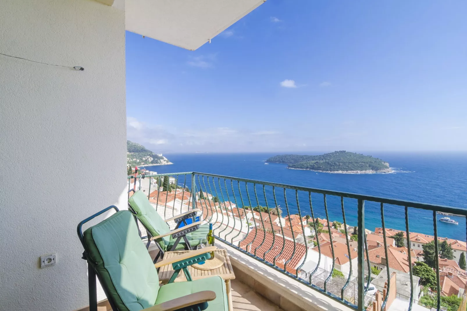 Medi Apartment - Two-Bedroom Apartment with Terrace and Sea View-Terrace balcony