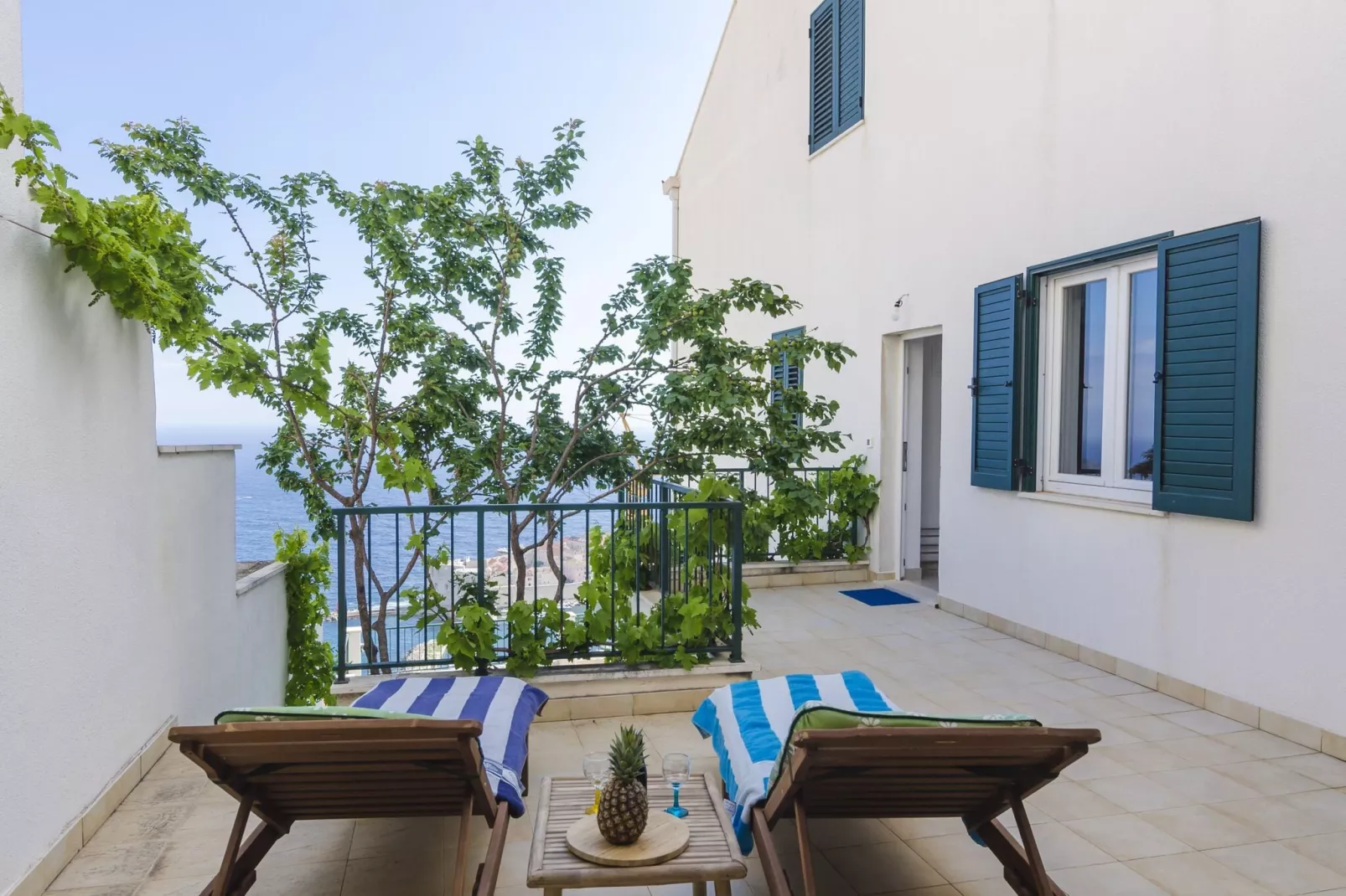 Medi Apartment - Two-Bedroom Apartment with Terrace and Sea View-Terrace