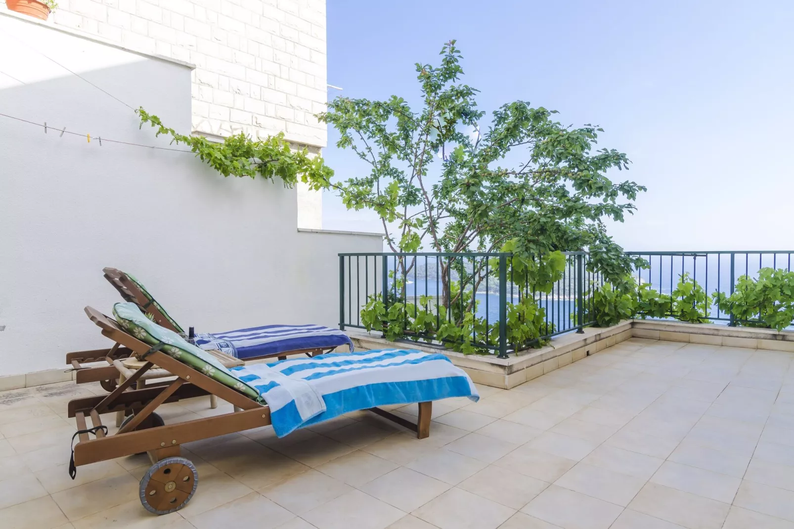 Medi Apartment - Two-Bedroom Apartment with Terrace and Sea View-Terrace