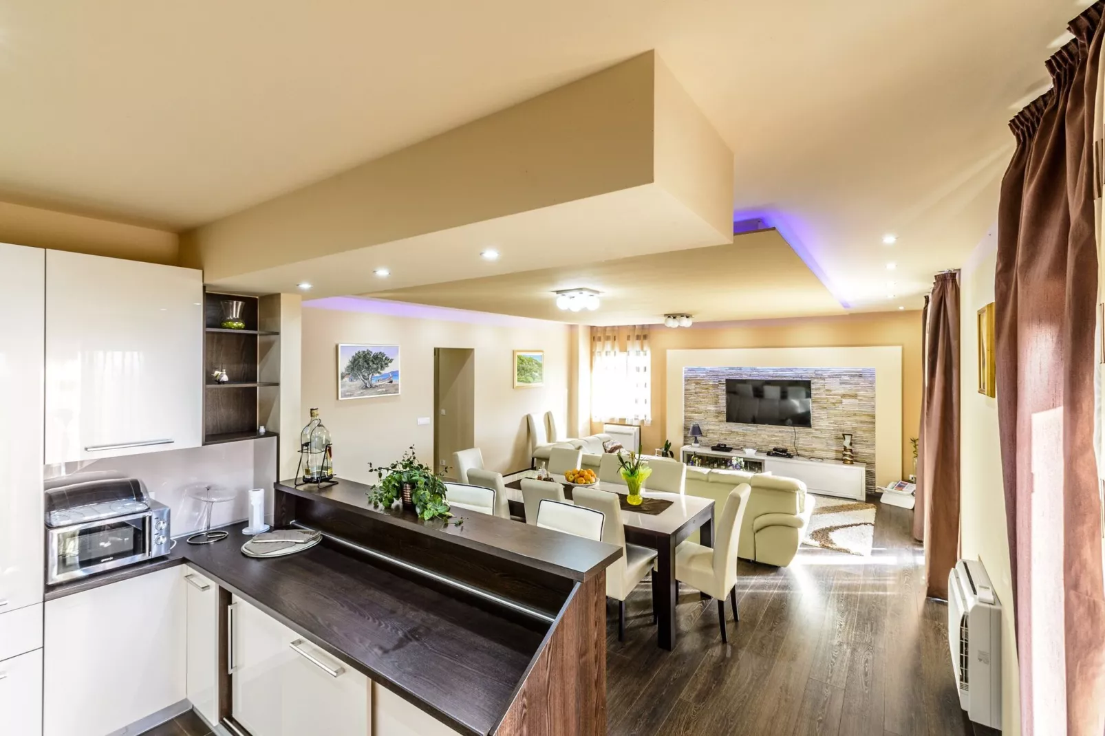 Villa Pave - Six-Bedroom Villa with Terrace and Swimming Pool-Dining room