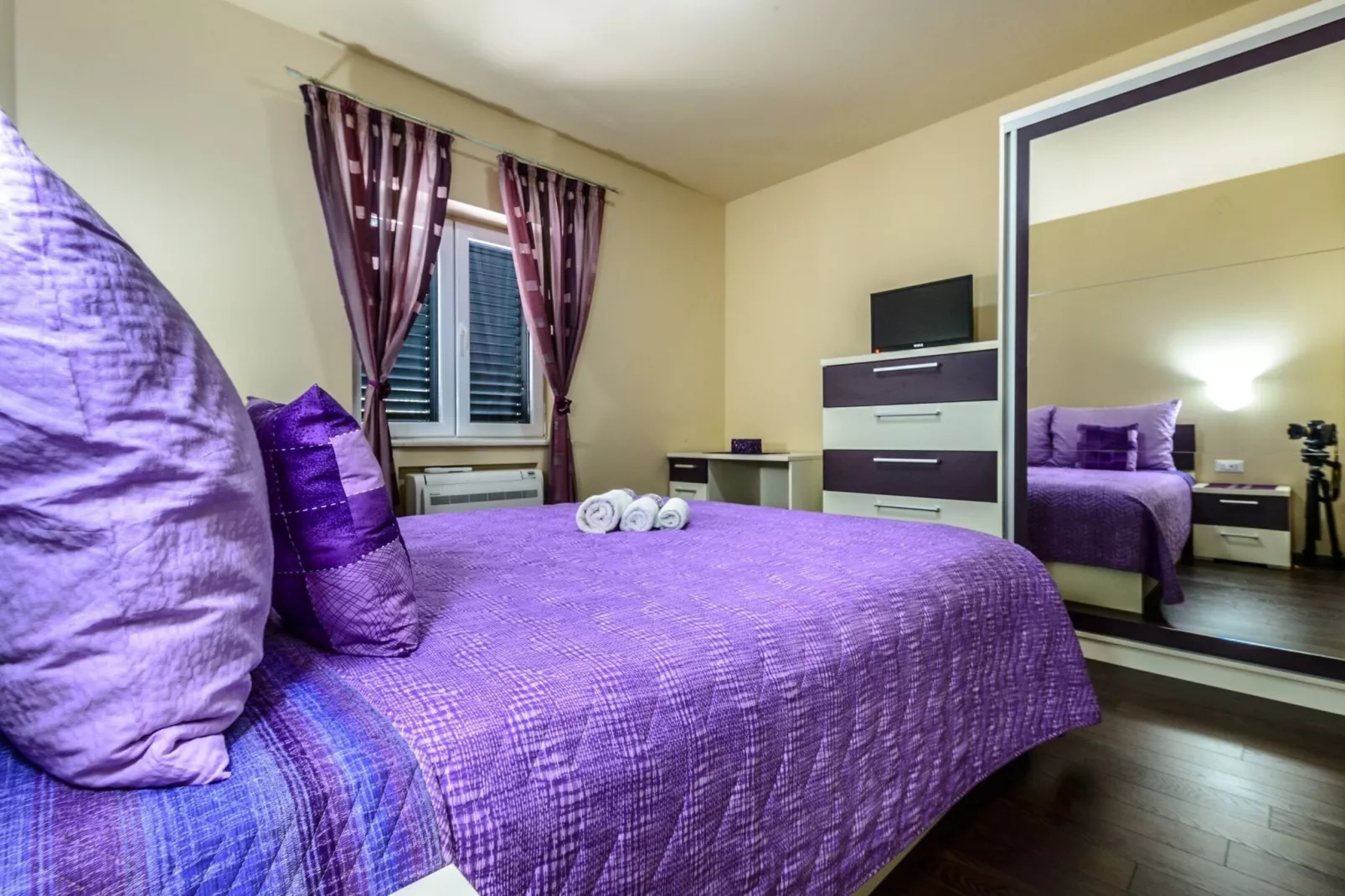 Villa Pave - Six-Bedroom Villa with Terrace and Swimming Pool-Bedroom