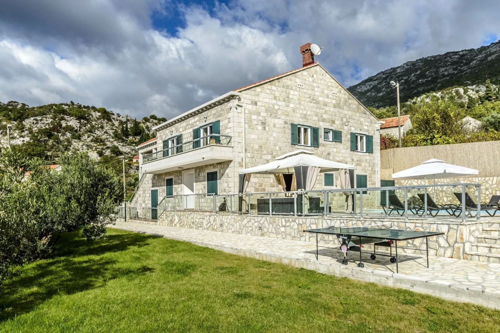 Villa Pave - Six-Bedroom Villa with Terrace and Swimming Pool-Outdoor