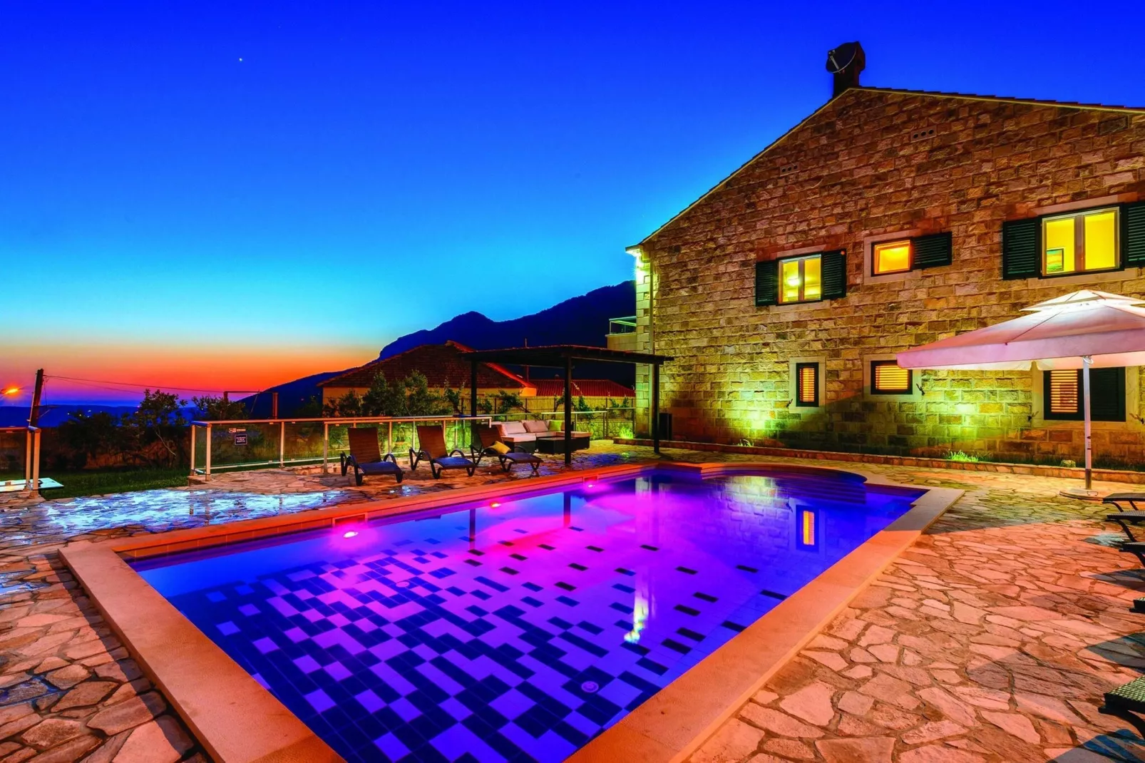 Villa Pave - Six-Bedroom Villa with Terrace and Swimming Pool-Outdoor