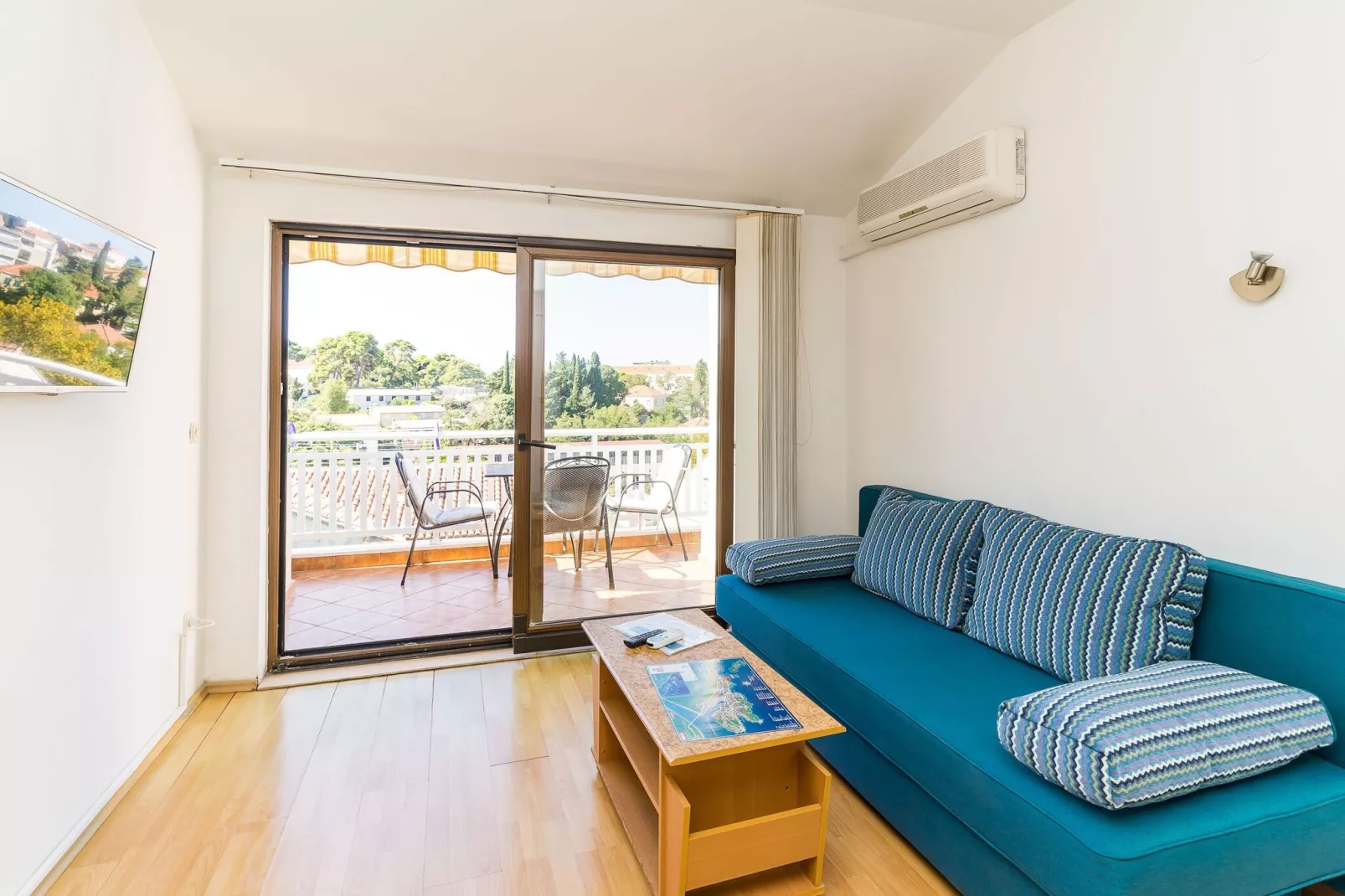 Apartments Princ Hrvoje- One-Bedroom Apartment with Balcony- 1-Salon