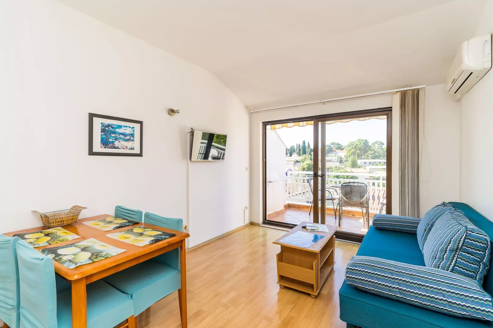 Apartments Princ Hrvoje- One-Bedroom Apartment with Balcony- 1-Salon
