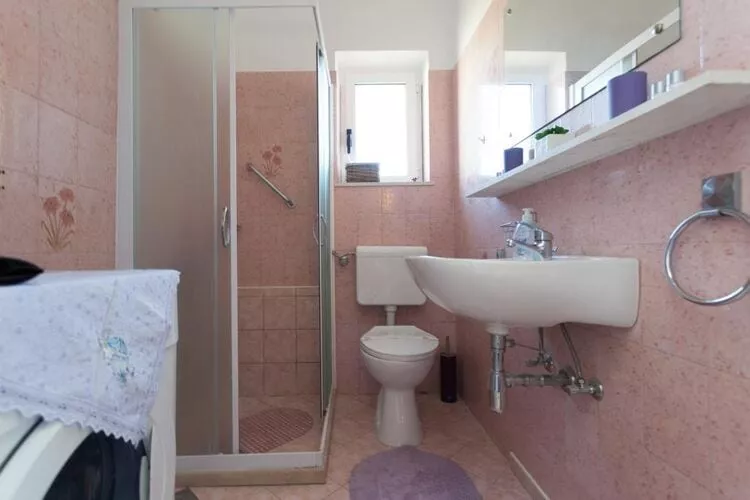 Villa Iveta - Two-Bedroom Apartment with Terrace and Sea View (Nikša)-Bathroom