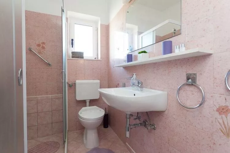 Villa Iveta - Two-Bedroom Apartment with Terrace and Sea View (Nikša)-Bathroom
