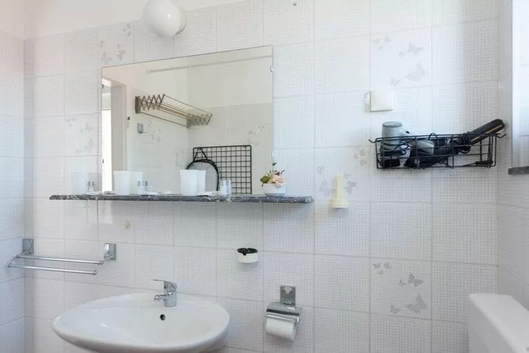 Villa Iveta - Two-Bedroom Apartment with Terrace and Sea View (Nikša)-Bathroom