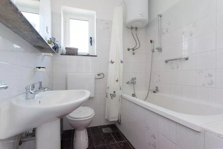Villa Iveta - Two-Bedroom Apartment with Terrace and Sea View (Nikša)-Bathroom