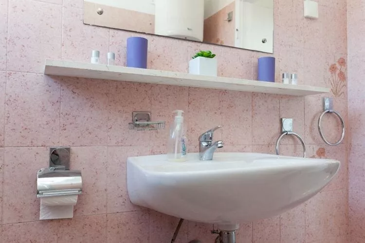 Villa Iveta - Two-Bedroom Apartment with Terrace and Sea View (Nikša)-Bathroom