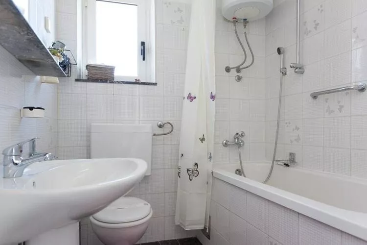 Villa Iveta - Two-Bedroom Apartment with Terrace and Sea View (Nikša)-Bathroom