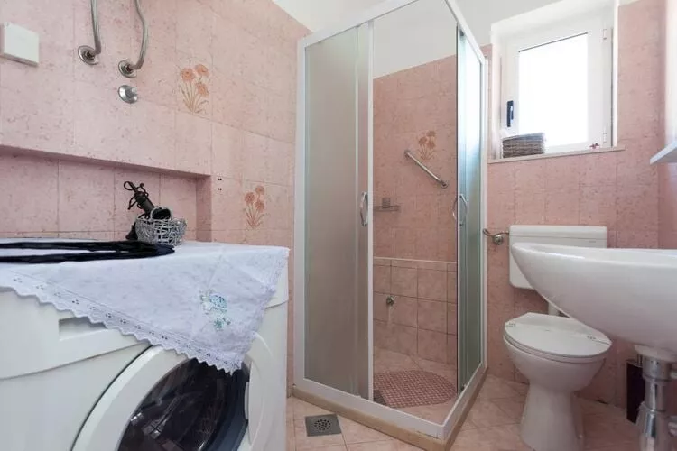 Villa Iveta - Two-Bedroom Apartment with Terrace and Sea View (Nikša)-Bathroom