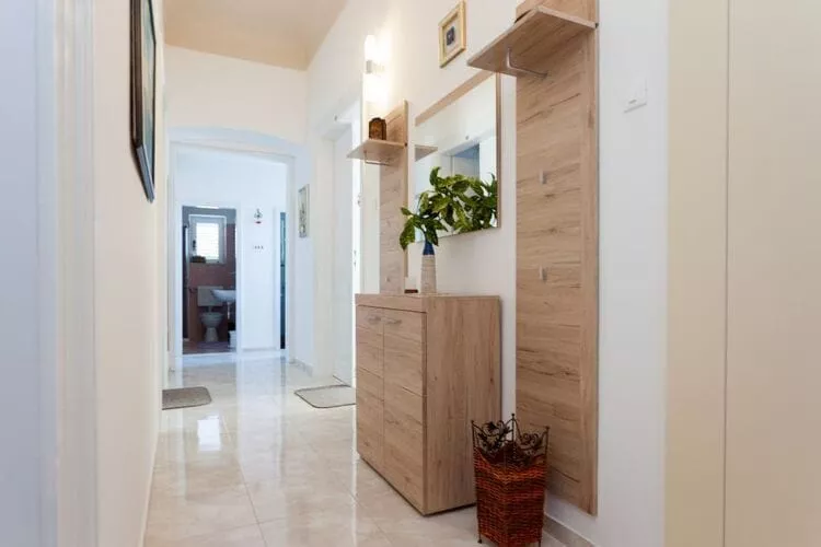 Villa Iveta - Two-Bedroom Apartment with Terrace and Sea View (Nikša)-Indoor