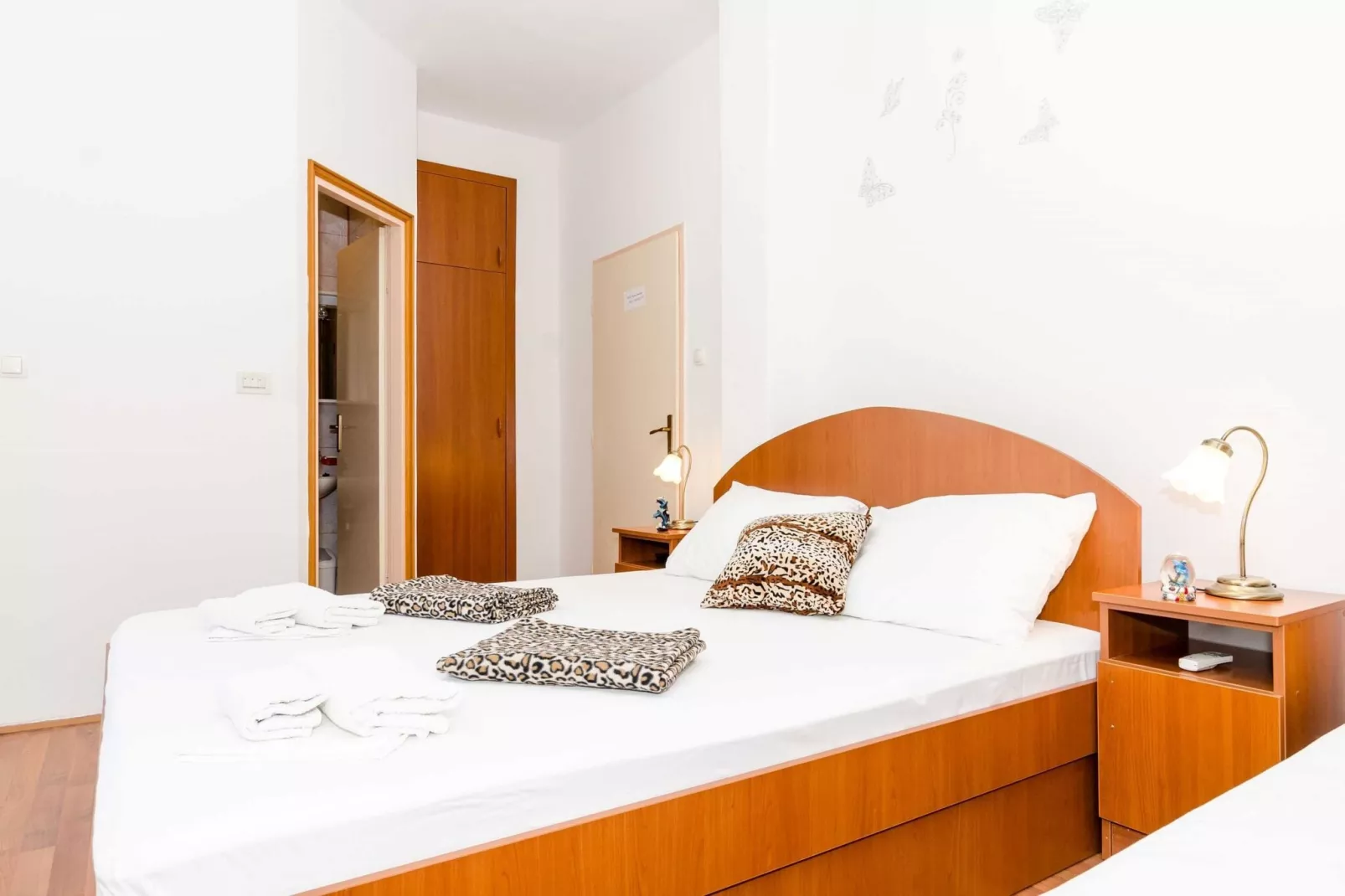 Guest House Daniela- Triple Room with Balcony and Sea View - SOBA 5-Bedroom